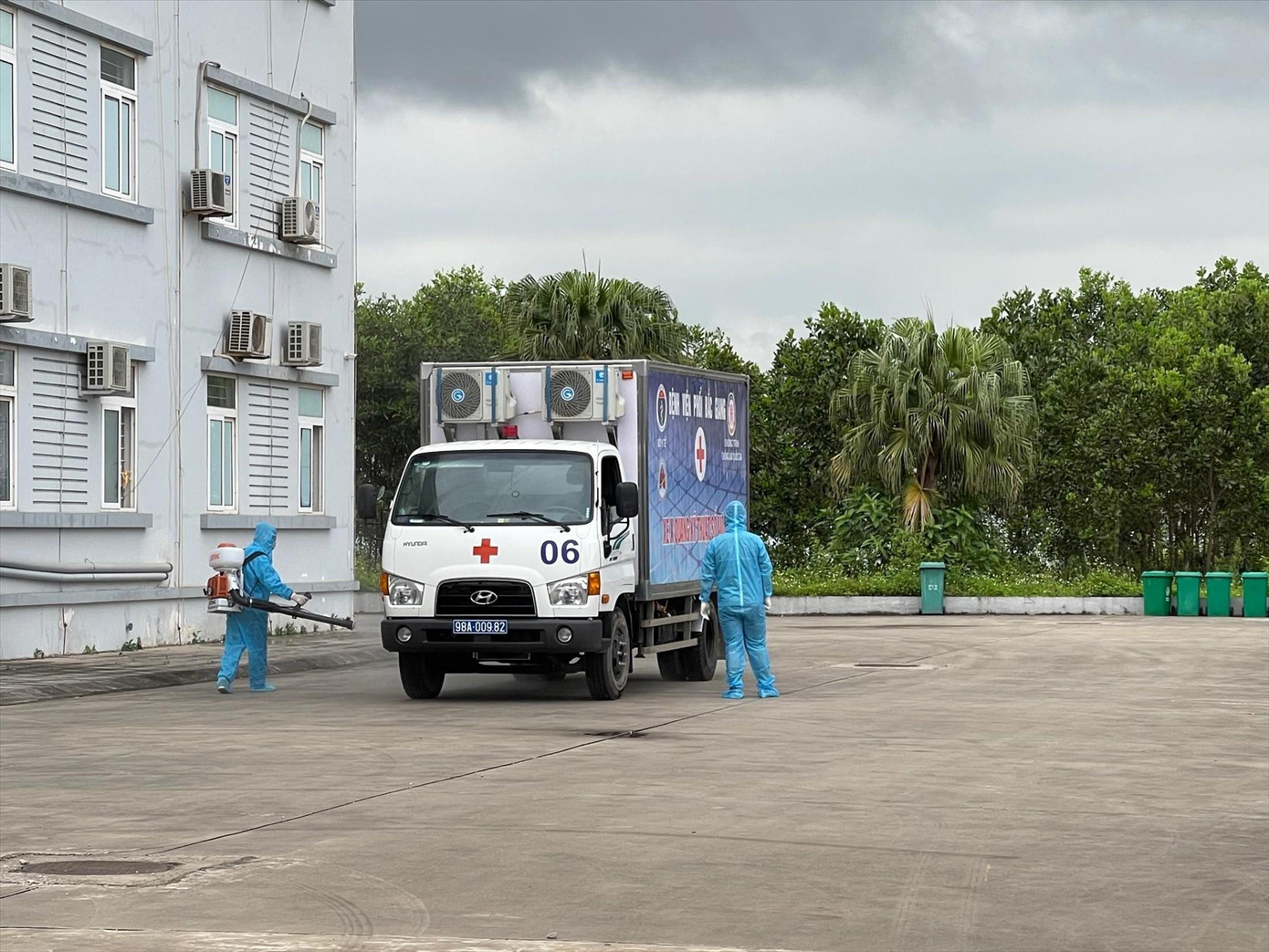 Phun khử khuẩn xe chụp Xquang tại BV dã chiến số 1 tỉnh Bắc Giang Phun khử khuẩn xe chụp Xquang tại BV dã chiến số 1 tỉnh Bắc Giang