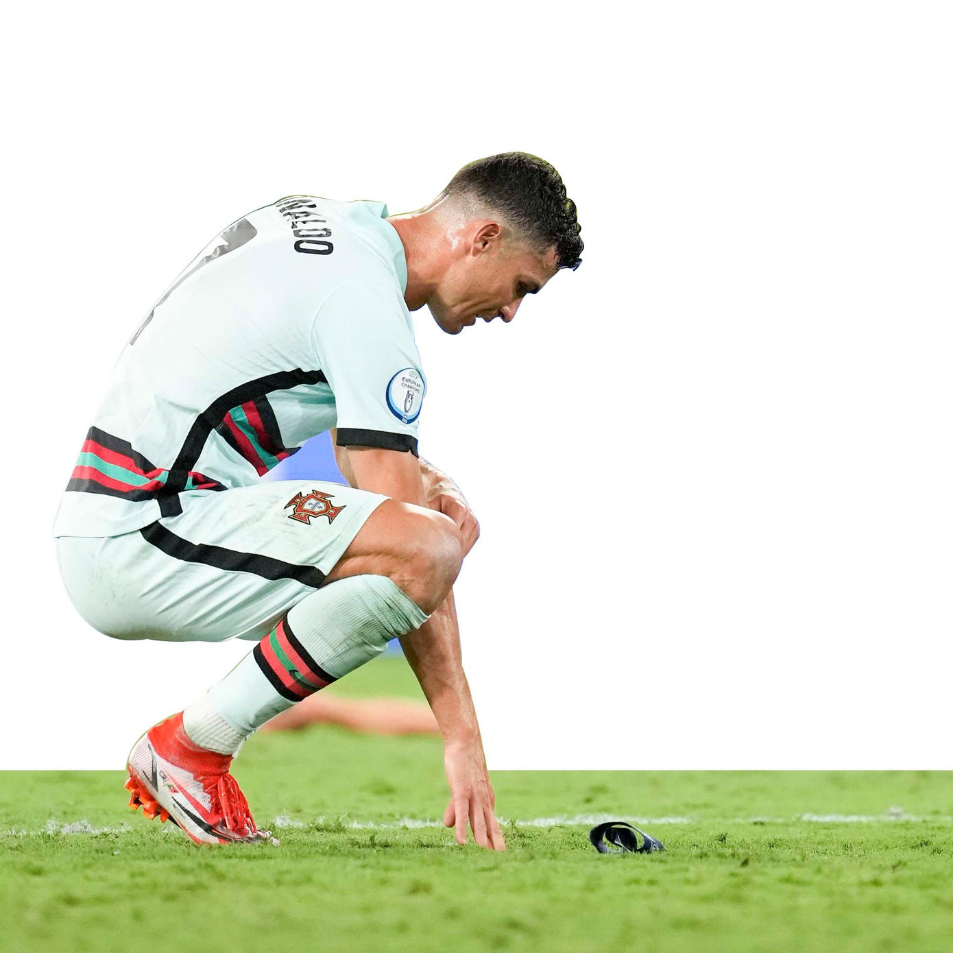 Ronaldo vứt băng đội trưởng, rời Euro sớm. Ảnh: Euros Tweet