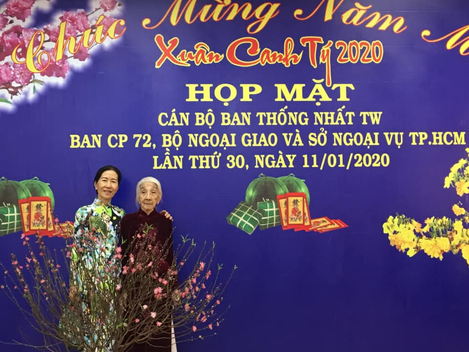 Má Cẩm Nhung và con gái trong một sự kiện