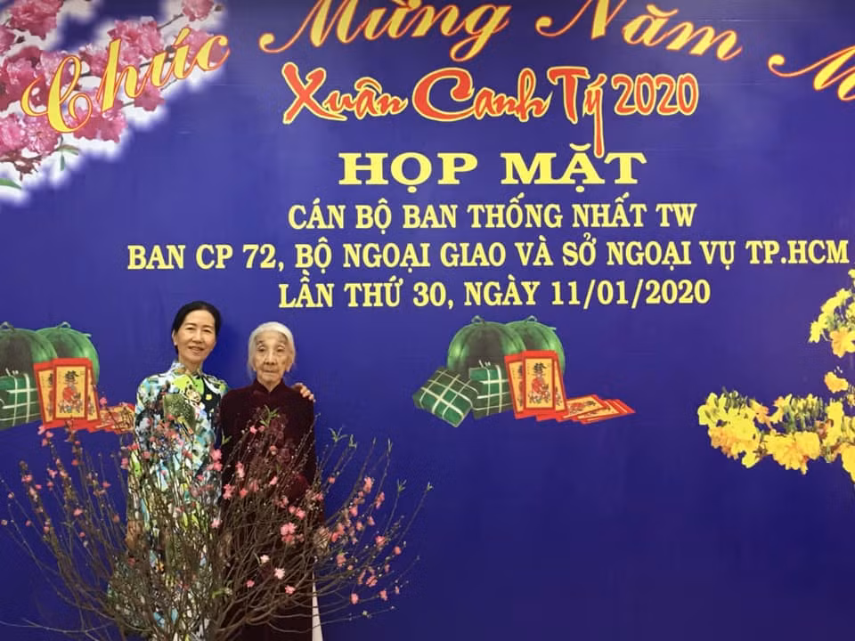 Má Cẩm Nhung và con gái trong một sự kiện Má Cẩm Nhung và con gái trong một sự kiện