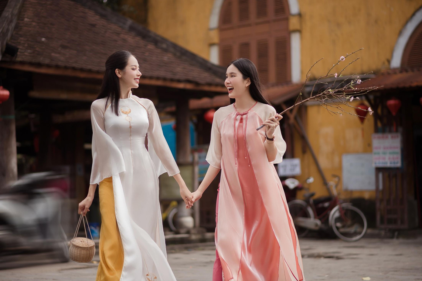 Việc quảng bá tà áo dài - biểu tượng người phụ nữ Việt Nam - cần được lồng ghép với giá trị chung của dân tộc, cộng đồng Việc quảng bá tà áo dài - biểu tượng người phụ nữ Việt Nam - cần được lồng ghép với giá trị chung của dân tộc, cộng đồng