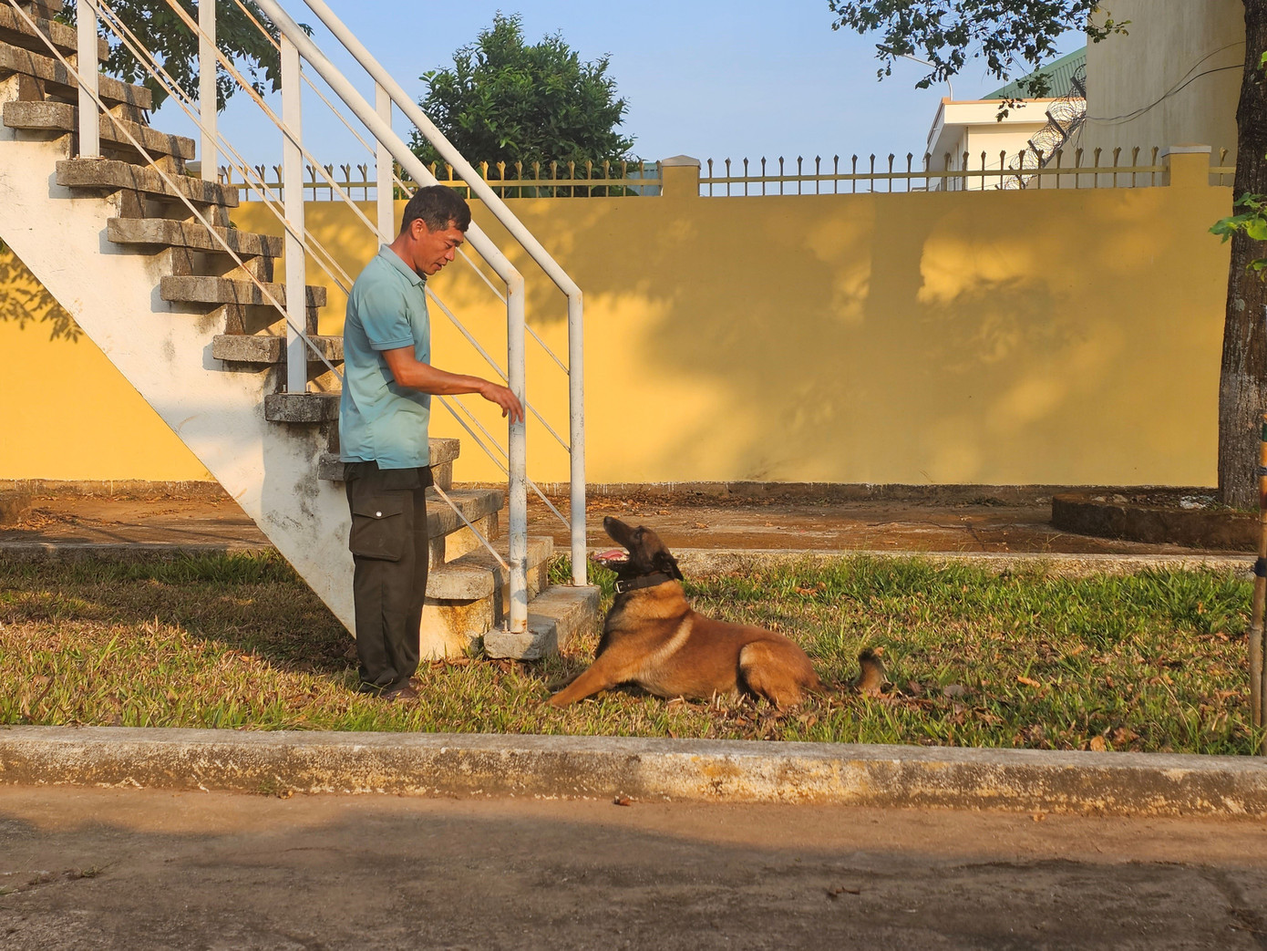 Đại úy Lê Quyết Thắng trong lần vui đùa cùng Lucky Đại úy Lê Quyết Thắng trong lần vui đùa cùng Lucky