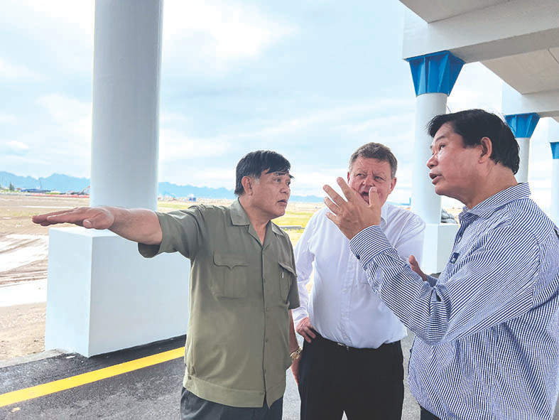 Ông Nguyễn Hữu Đường (ngoài cùng bên trái) trao đổi với các chuyên gia trong và ngoài nước tại công trình