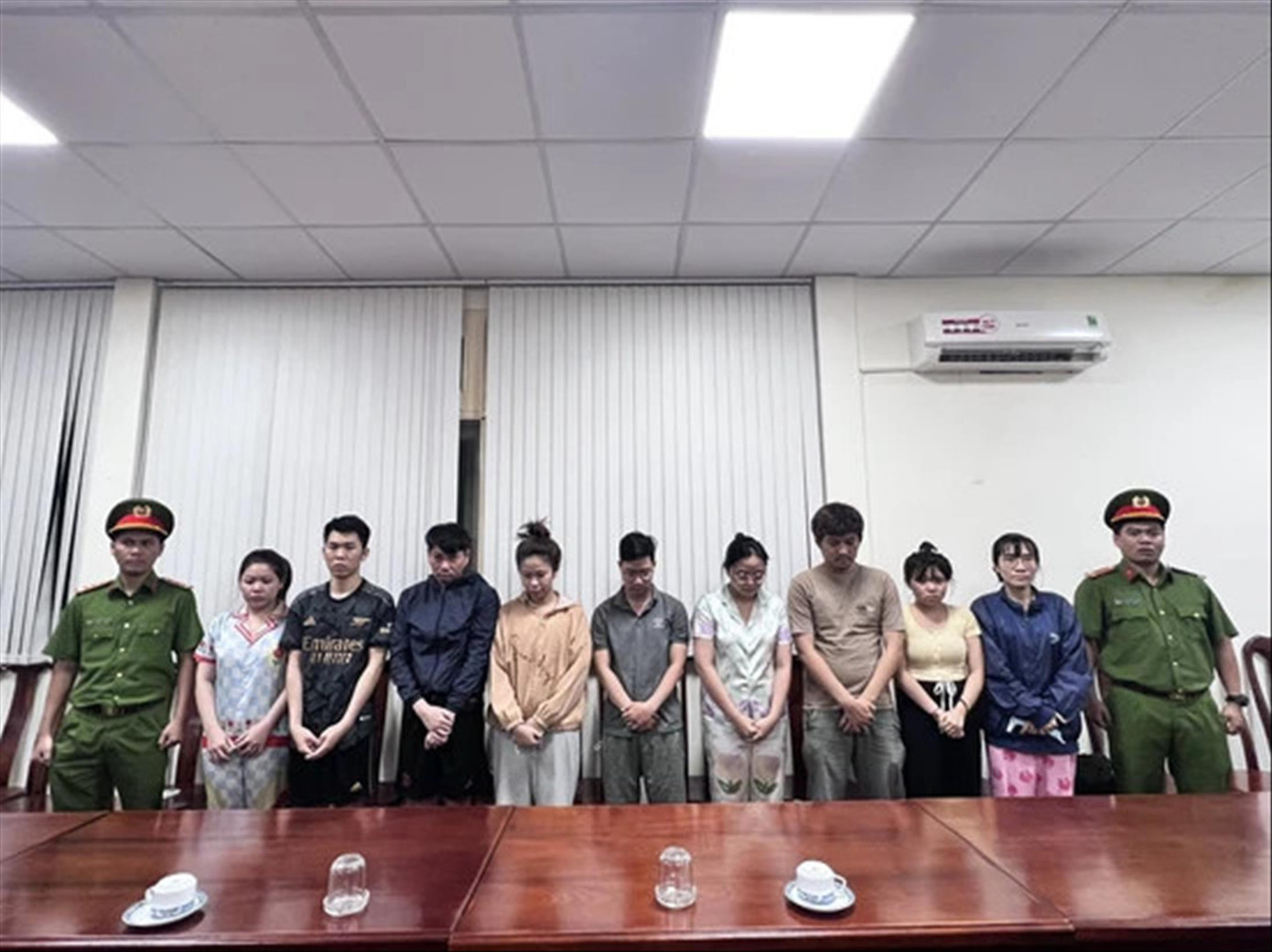 Loạt bị can là giám đốc, nhân viên thu hồi nợ của nhiều công ty cho vay tiền qua app bị bắt tạm giam. Ảnh: Công an cung cấp Loạt bị can là giám đốc, nhân viên thu hồi nợ của nhiều công ty cho vay tiền qua app bị bắt tạm giam. Ảnh: Công an cung cấp