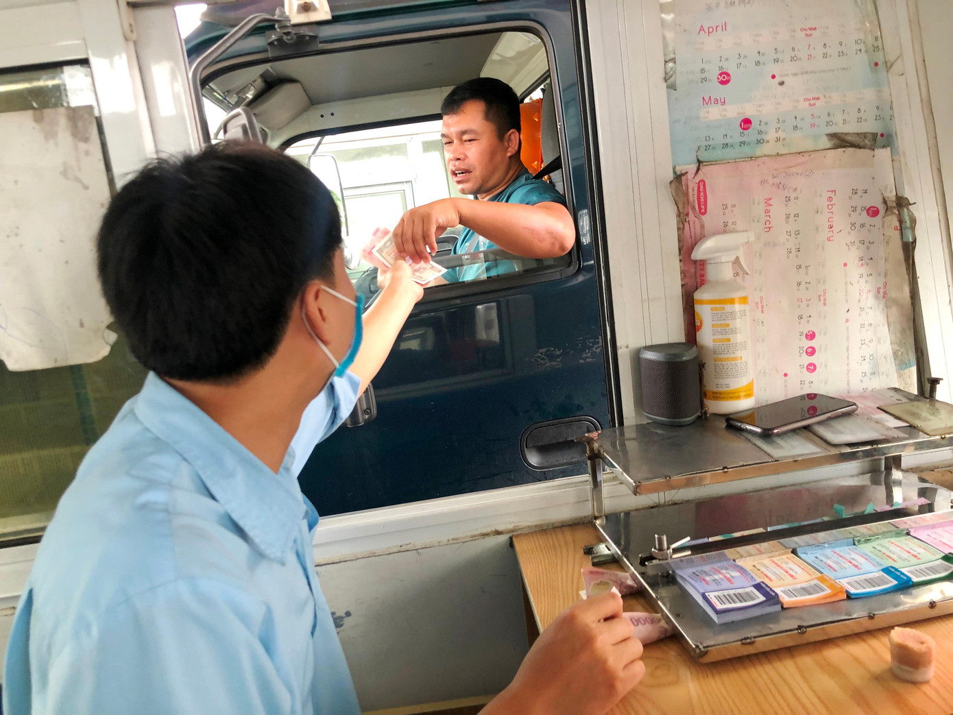 Thu phí tại trạm BOT cầu Thái Hà không đủ để DN trả lãi ngân hàng. Ảnh: Trọng Đảng