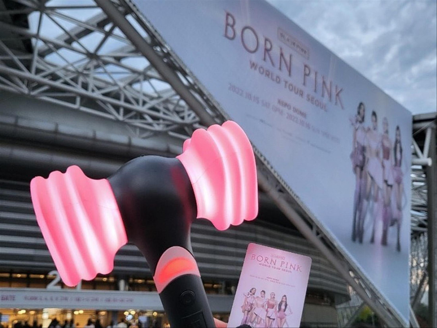 Gậy cổ vũ là phụ kiện không thể thiếu ở các đêm nhạc của sao Hàn