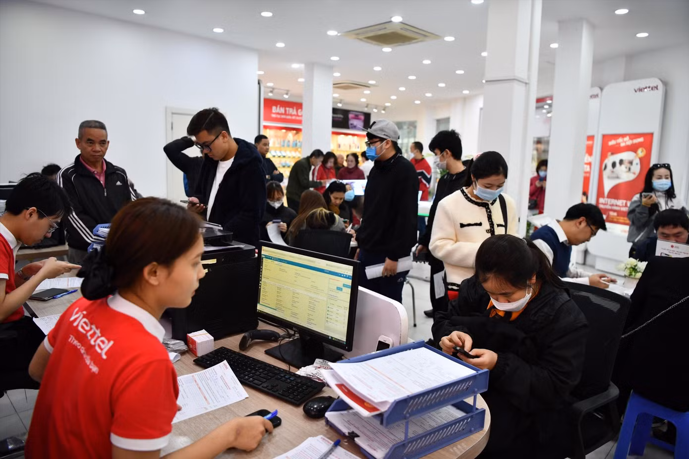 Khách hàng đến chuẩn hóa thông tin thuê bao tại điểm giao dịch của Viettel ở Hà Nội. Ảnh: Như Ý Khách hàng đến chuẩn hóa thông tin thuê bao tại điểm giao dịch của Viettel ở Hà Nội. Ảnh: Như Ý
