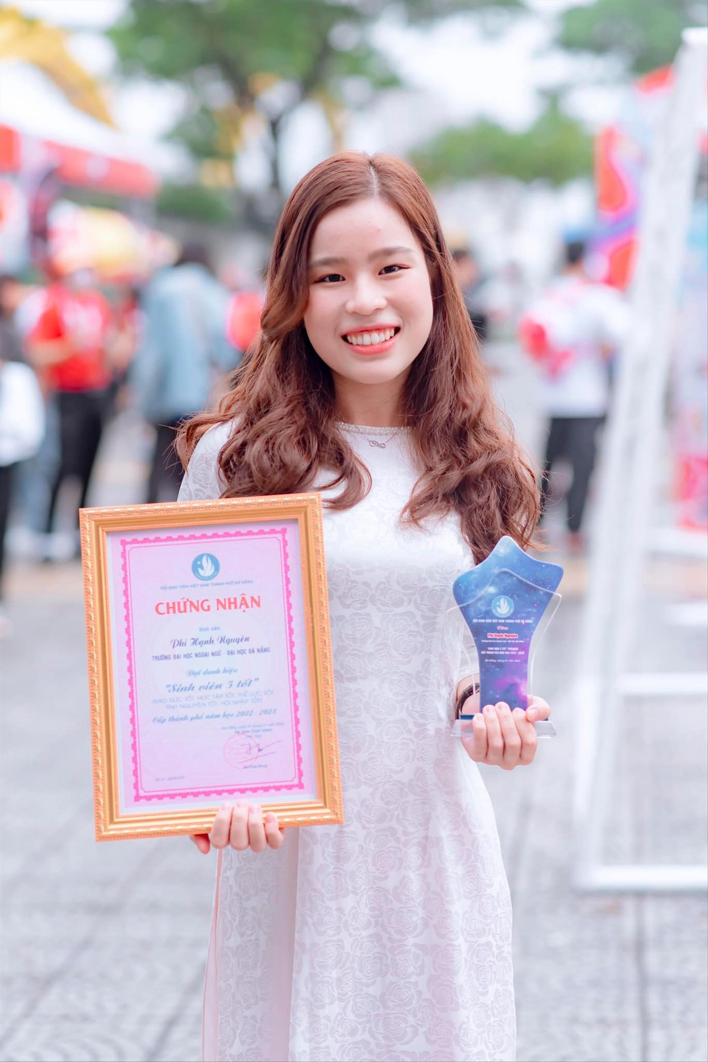 Nữ sinh Phí Hạnh Nguyên nhận danh hiệu “Sinh viên 5 tốt” cấp TP Đà Nẵng năm 2023. Nữ sinh Phí Hạnh Nguyên nhận danh hiệu “Sinh viên 5 tốt” cấp TP Đà Nẵng năm 2023.