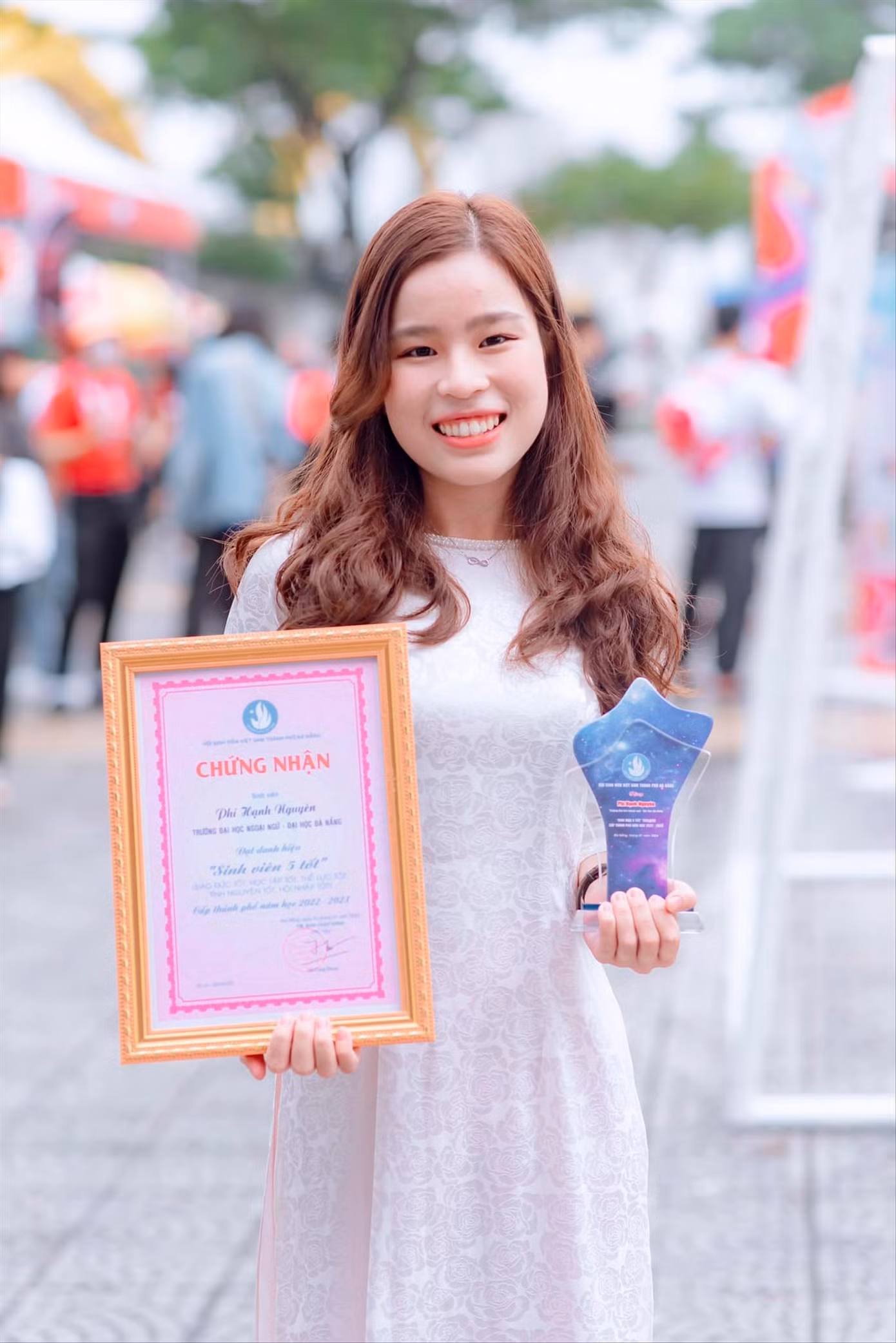 Nữ sinh Phí Hạnh Nguyên nhận danh hiệu “Sinh viên 5 tốt” cấp TP Đà Nẵng năm 2023. Nữ sinh Phí Hạnh Nguyên nhận danh hiệu “Sinh viên 5 tốt” cấp TP Đà Nẵng năm 2023.