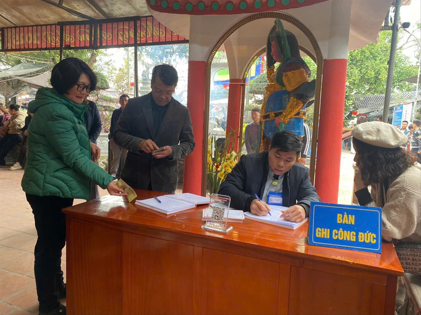 Ðền Chợ Củi (Hà Tĩnh) nộp 25 tỷ đồng tiền công đức. Ảnh: Phạm Trường