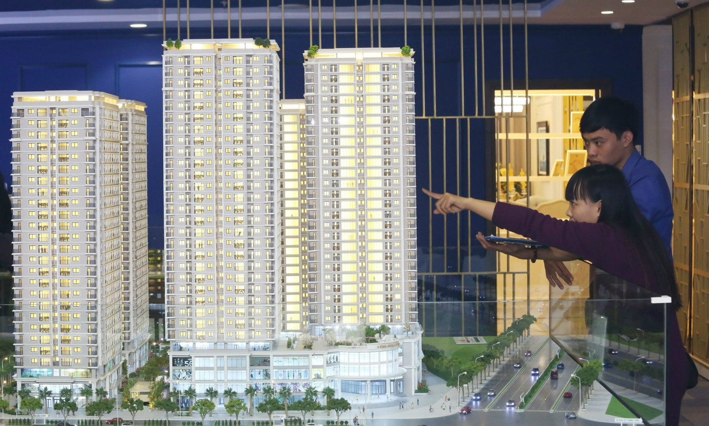 Nhân viên kinh doanh BÐS nhận thưởng Tết cao, có thể là cả chiếc ô tô chỉ còn là kỷ niệm. Ảnh: Ng. Mai Nhân viên kinh doanh BÐS nhận thưởng Tết cao, có thể là cả chiếc ô tô chỉ còn là kỷ niệm. Ảnh: Ng. Mai