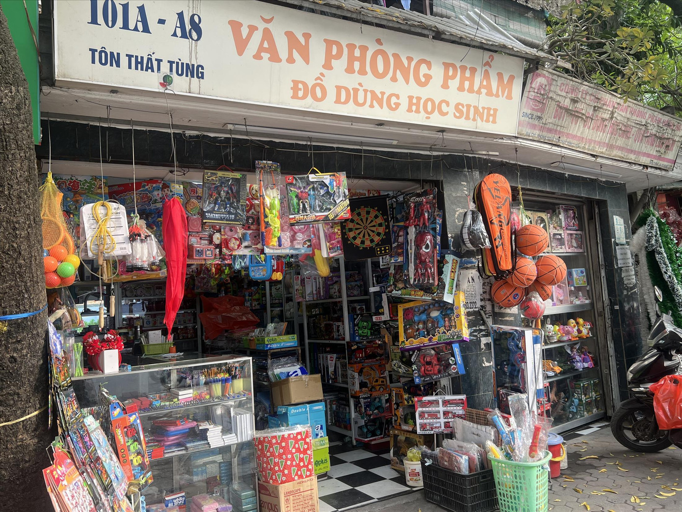 Một cửa hàng bán hàng trăm loại đồ chơi trước cổng Trường THCS Khương Thượng, quận Đống Đa (Hà Nội)