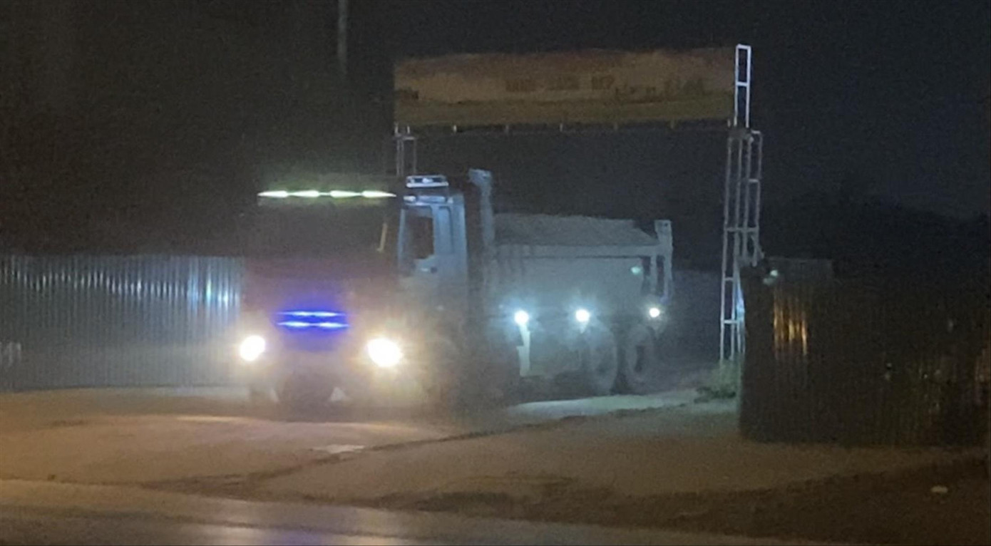 Xe tải rầm rộ ra vào bãi tập kết của Hòa “cao” qua lối đi từ đường Nguyễn Xiển rẽ vào. Xe tải rầm rộ ra vào bãi tập kết của Hòa “cao” qua lối đi từ đường Nguyễn Xiển rẽ vào.