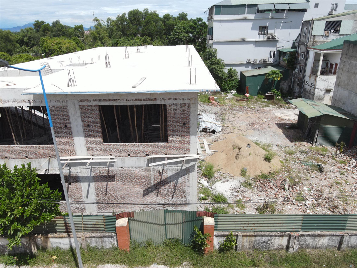 Mặc dù thuê với “giá bèo” nhưng dự án thi công cầm chừng, chậm tiến độ