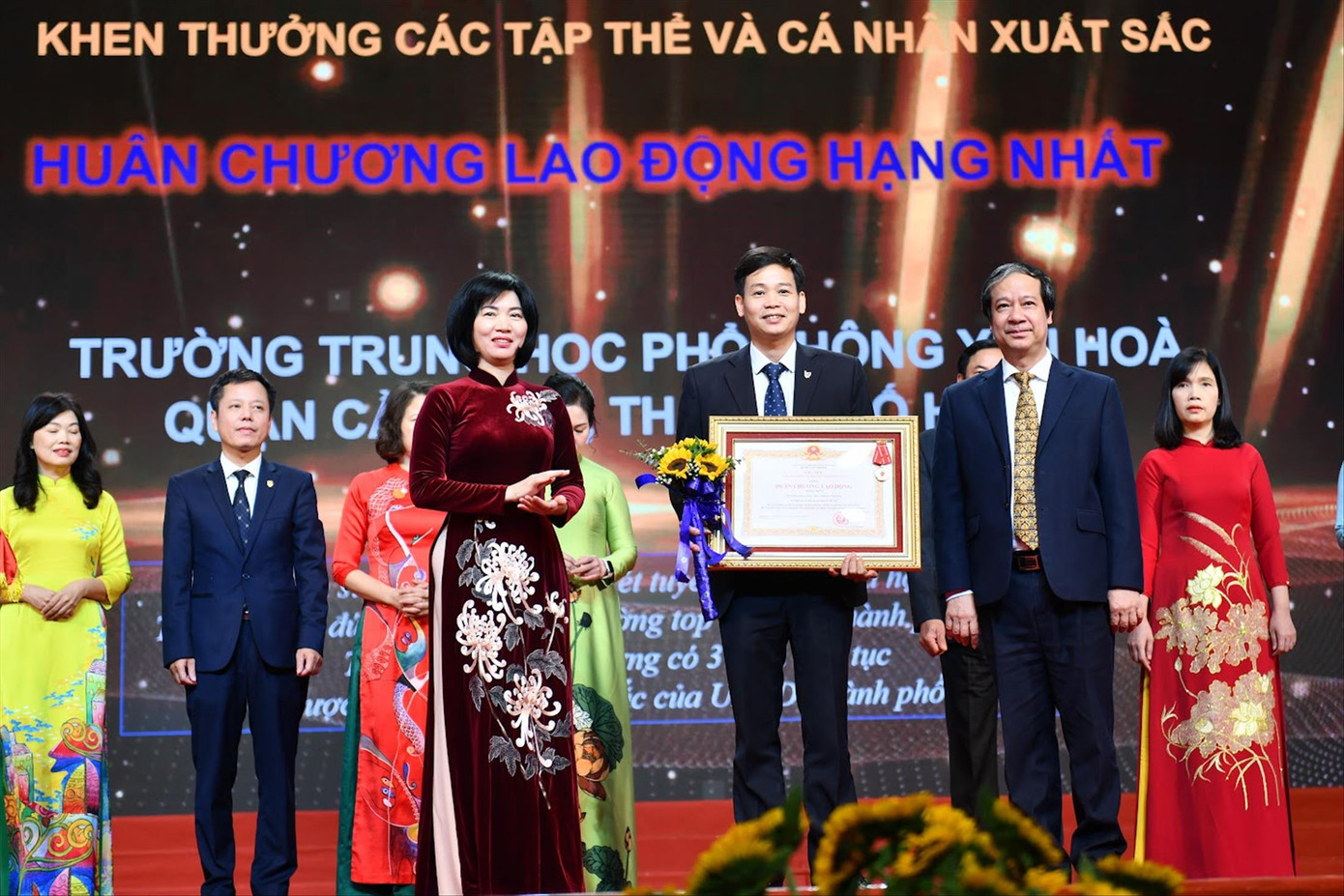 Bộ trưởng Nguyễn Kim Sơn trao bằng khen cho giáo viên tiêu biểu Thủ đô 2023. Ảnh: Thế Đại