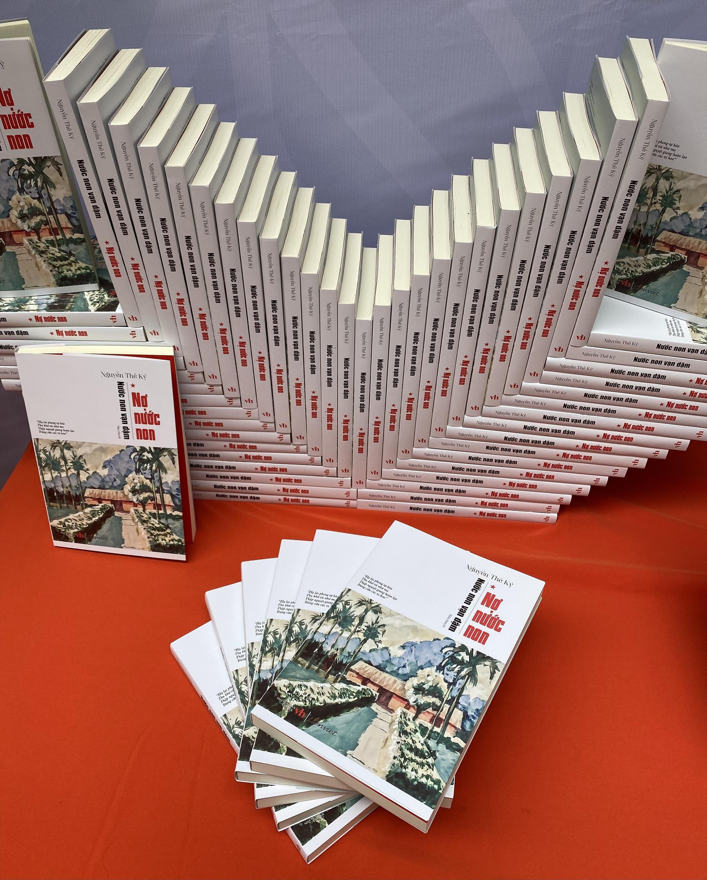 “Nợ nước non” được đánh giá là tác phẩm bình dị, chân thực và xúc động về thời niên thiếu của Bác. Ảnh: KỲ SƠN “Nợ nước non” được đánh giá là tác phẩm bình dị, chân thực và xúc động về thời niên thiếu của Bác. Ảnh: KỲ SƠN