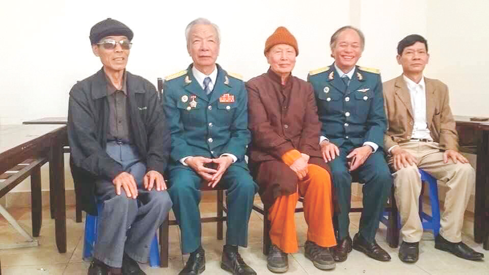 Đại đức Thích Chánh Tuệ (người mặc áo nâu sòng) dự tọa đàm “12 Ngày Đêm Lằn ranh lịch sử”, kỷ niệm 50 năm chiến dịch “Điện Biên Phủ trên không”.