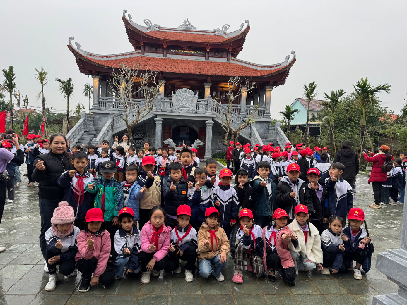 Các cháu thiếu nhi chụp ảnh lưu niệm tại Nhà tưởng niệm Đại tướng Võ Nguyên Giáp. Các cháu thiếu nhi chụp ảnh lưu niệm tại Nhà tưởng niệm Đại tướng Võ Nguyên Giáp.