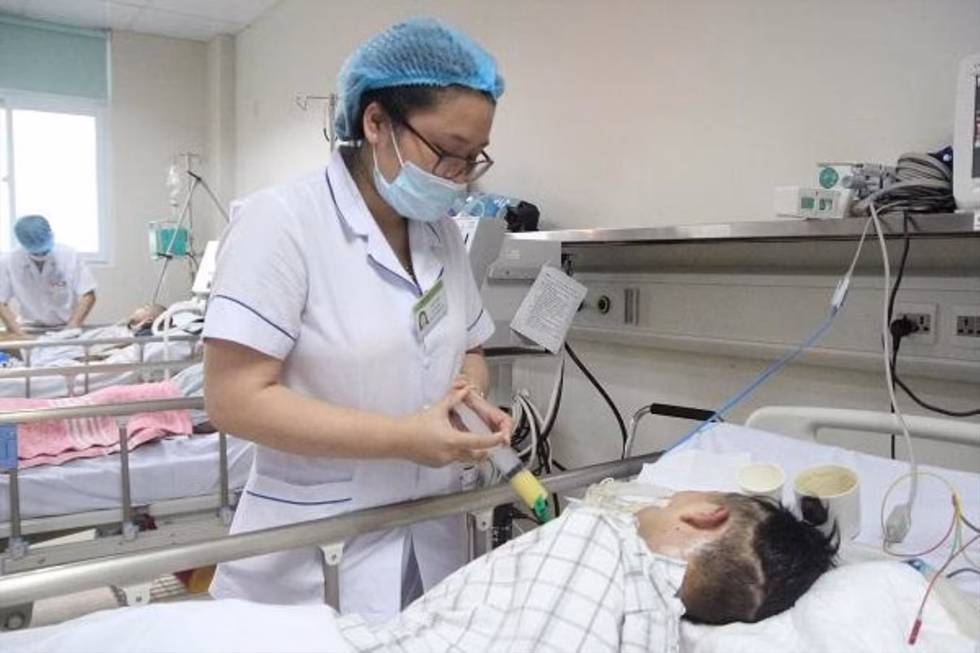 Bác sĩ điều trị cho trẻ bị viêm não Nhật Bản. Bác sĩ điều trị cho trẻ bị viêm não Nhật Bản.