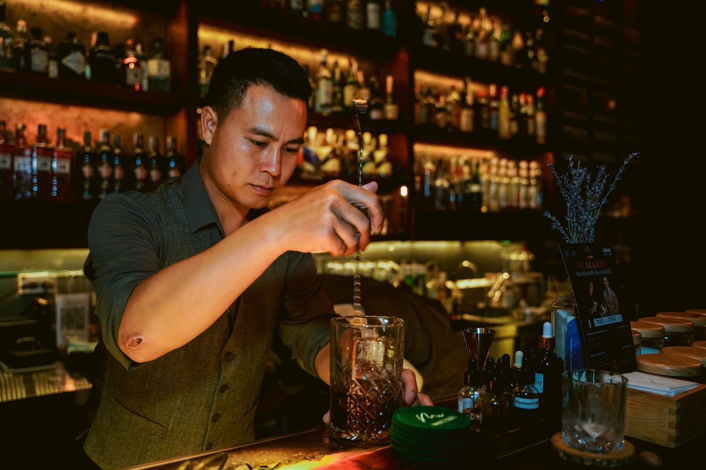 Anh Phạm Tiến Tiếp - bartender sở hữu những ly cocktail độc quyền mang hương vị ẩm thực truyền thống Việt Nam.