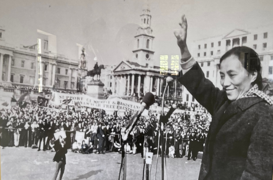 Bà Nguyễn Thị Bình vẫy chào đoàn người biểu tình phản đối chiến tranh Việt Nam tại quảng trường Traqarr ở Luân Đôn (Anh) Bà Nguyễn Thị Bình vẫy chào đoàn người biểu tình phản đối chiến tranh Việt Nam tại quảng trường Traqarr ở Luân Đôn (Anh)