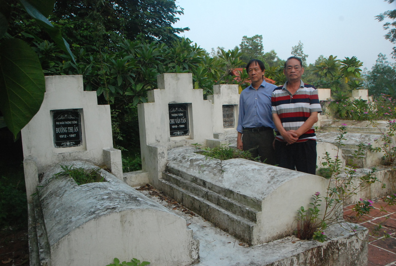 Chu Thành và Võ Hoài Nam bên mộ tướng Chu Văn Tấn