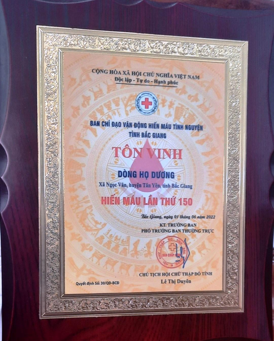 Chứng nhận tôn vinh dòng họ Dương hiến máu