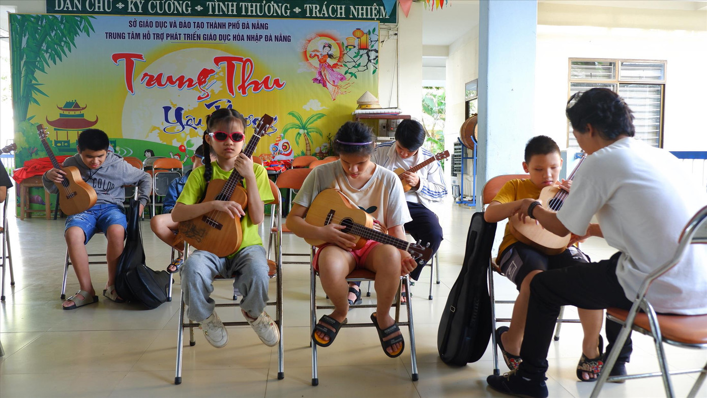 Tiếng đàn đã thắp lên nụ cười và hy vọng về tương lai cho các em nhỏ. Ảnh: Nguyễn Thành Tiếng đàn đã thắp lên nụ cười và hy vọng về tương lai cho các em nhỏ. Ảnh: Nguyễn Thành