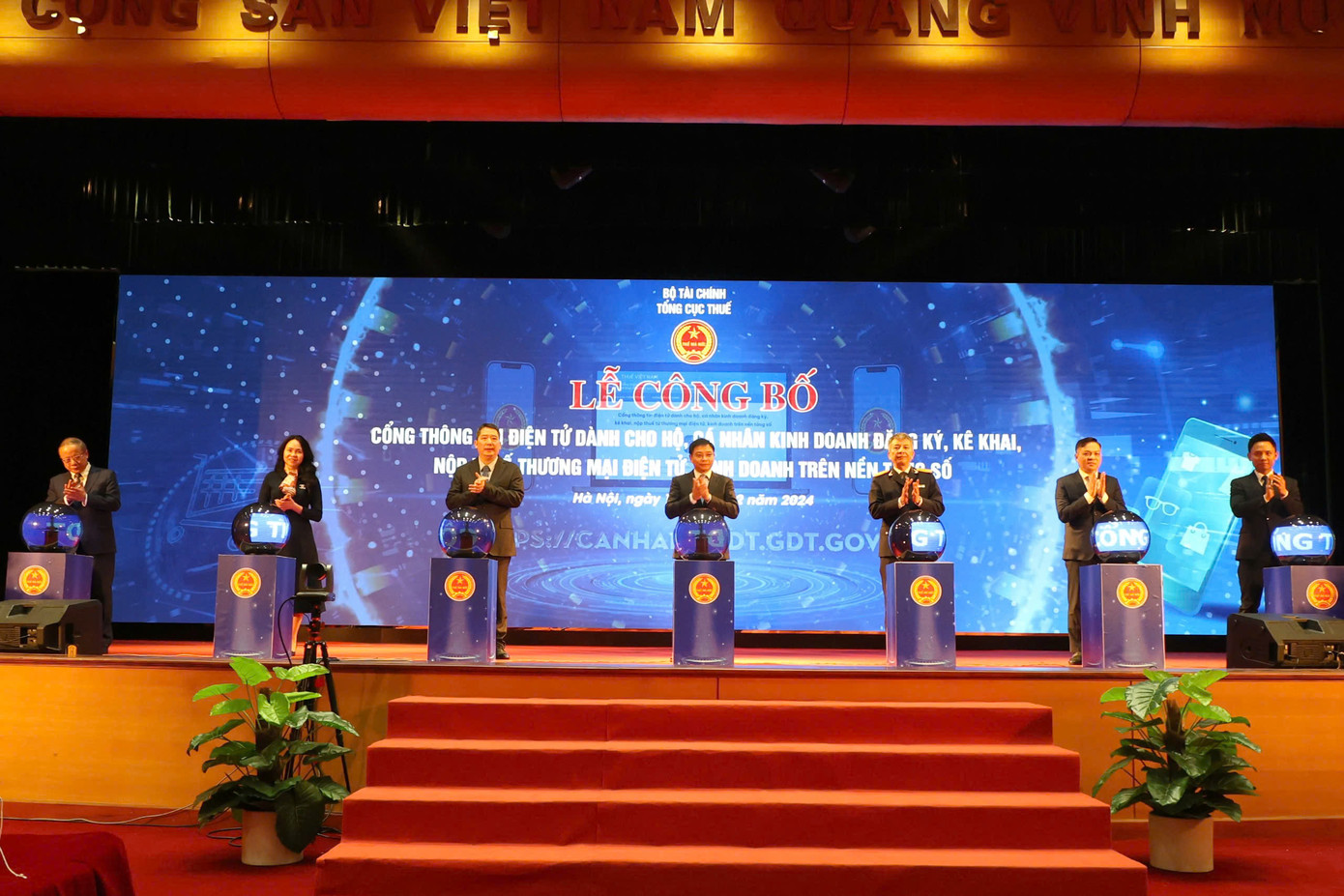 Bộ trưởng Bộ Tài chính Nguyễn Văn Thắng (thứ 4 từ phải qua), Thứ trưởng Bộ Tài chính Cao Anh Tuấn (thứ 3 từ trái qua), lãnh đạo Tổng cục Thuế và đại diện các bộ, ngành bấm nút khai trương Cổng thương mại điện tử