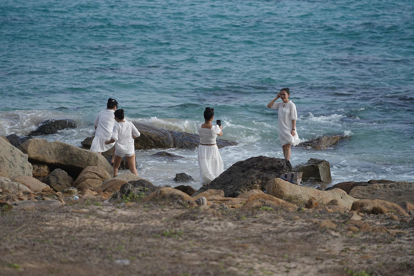 Du khách chụp ảnh ở mũi Cá Mập, Côn Ðảo, Bà Rịa-Vũng Tàu Du khách chụp ảnh ở mũi Cá Mập, Côn Ðảo, Bà Rịa-Vũng Tàu