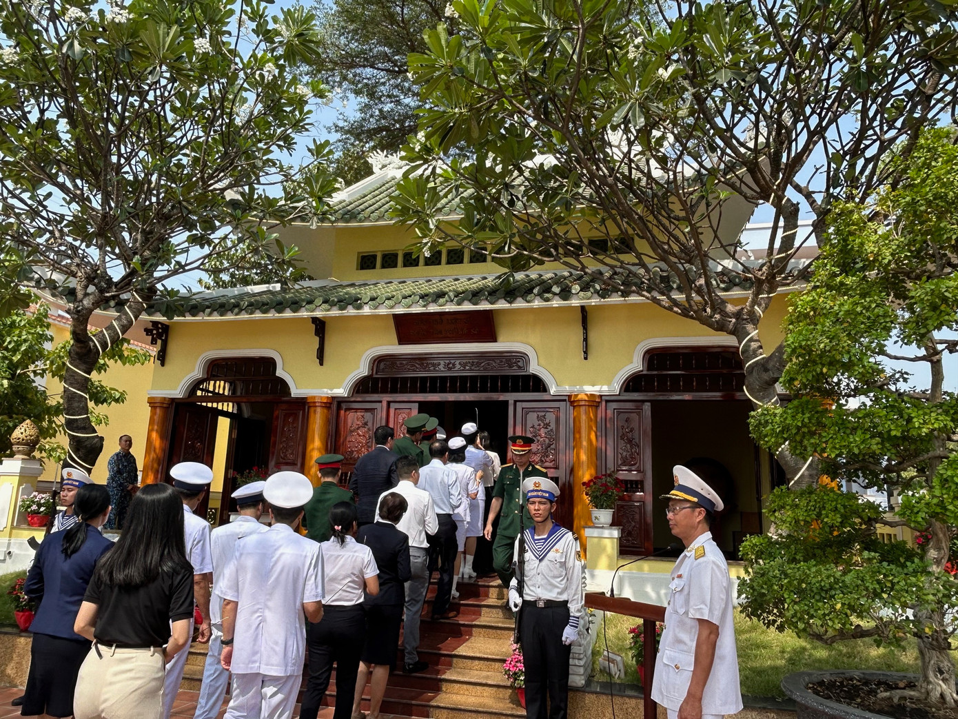 Dòng người vào Đền viếng các anh hùng liệt sỹ ngày 13/3/2024. Dòng người vào Đền viếng các anh hùng liệt sỹ ngày 13/3/2024.