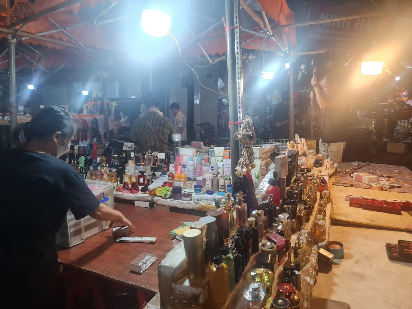 Hàng giả, hàng nhái bày bán la liệt tại chợ đêm