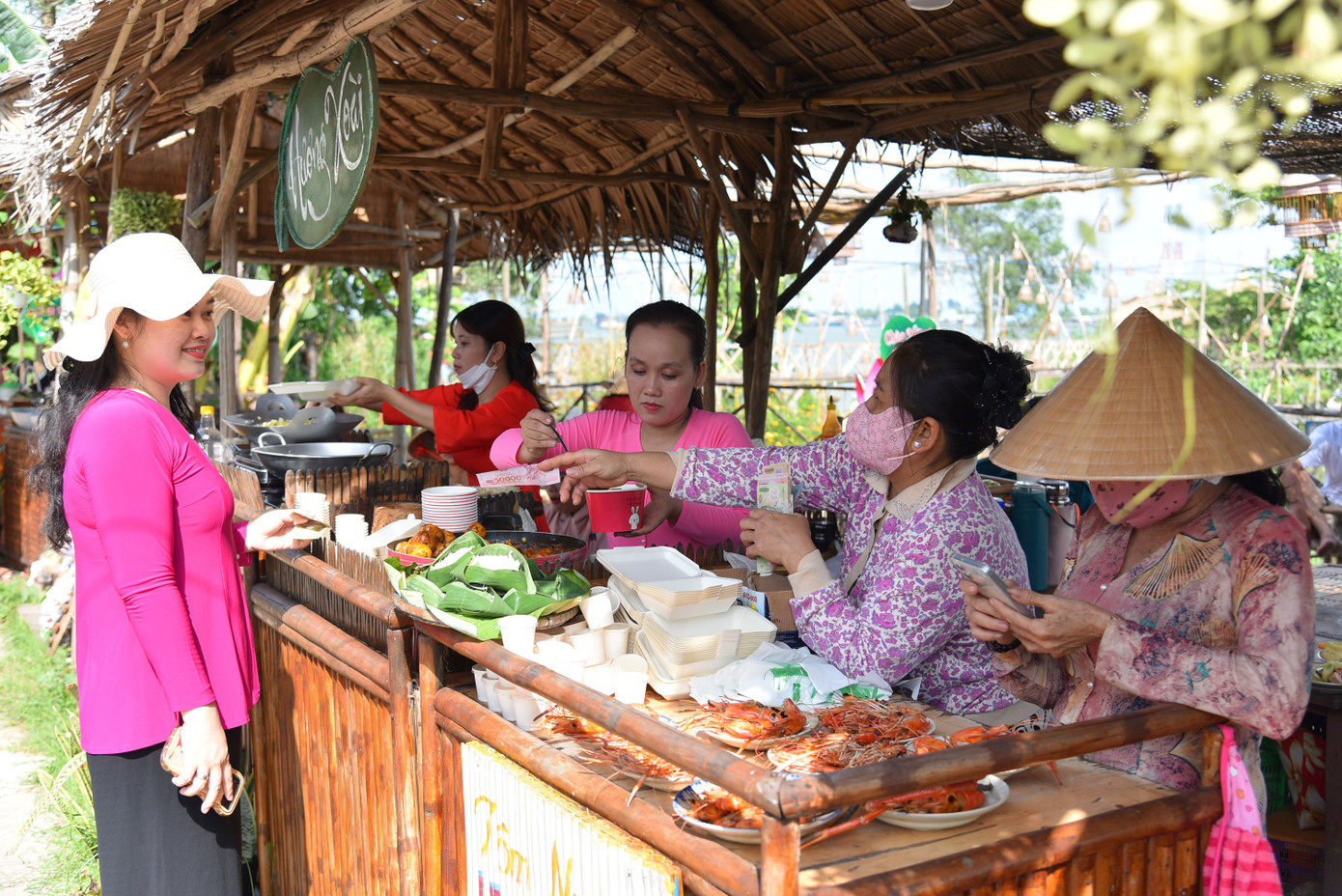 Khách du lịch trải nghiệm Chợ Quê Tân Thuận Đông, tỉnh Đồng Tháp. Ảnh: Hòa Hội.