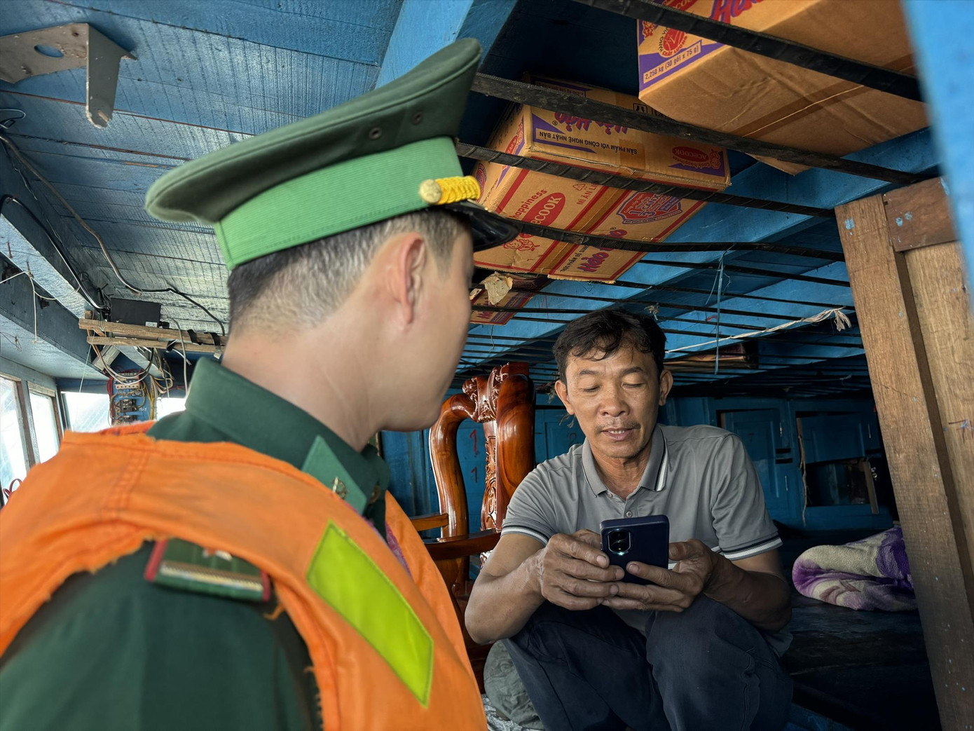 Cơ quan chức năng kiểm tra thiết bị giám sát hành trình khi tàu cá về bờ. Ảnh: NN