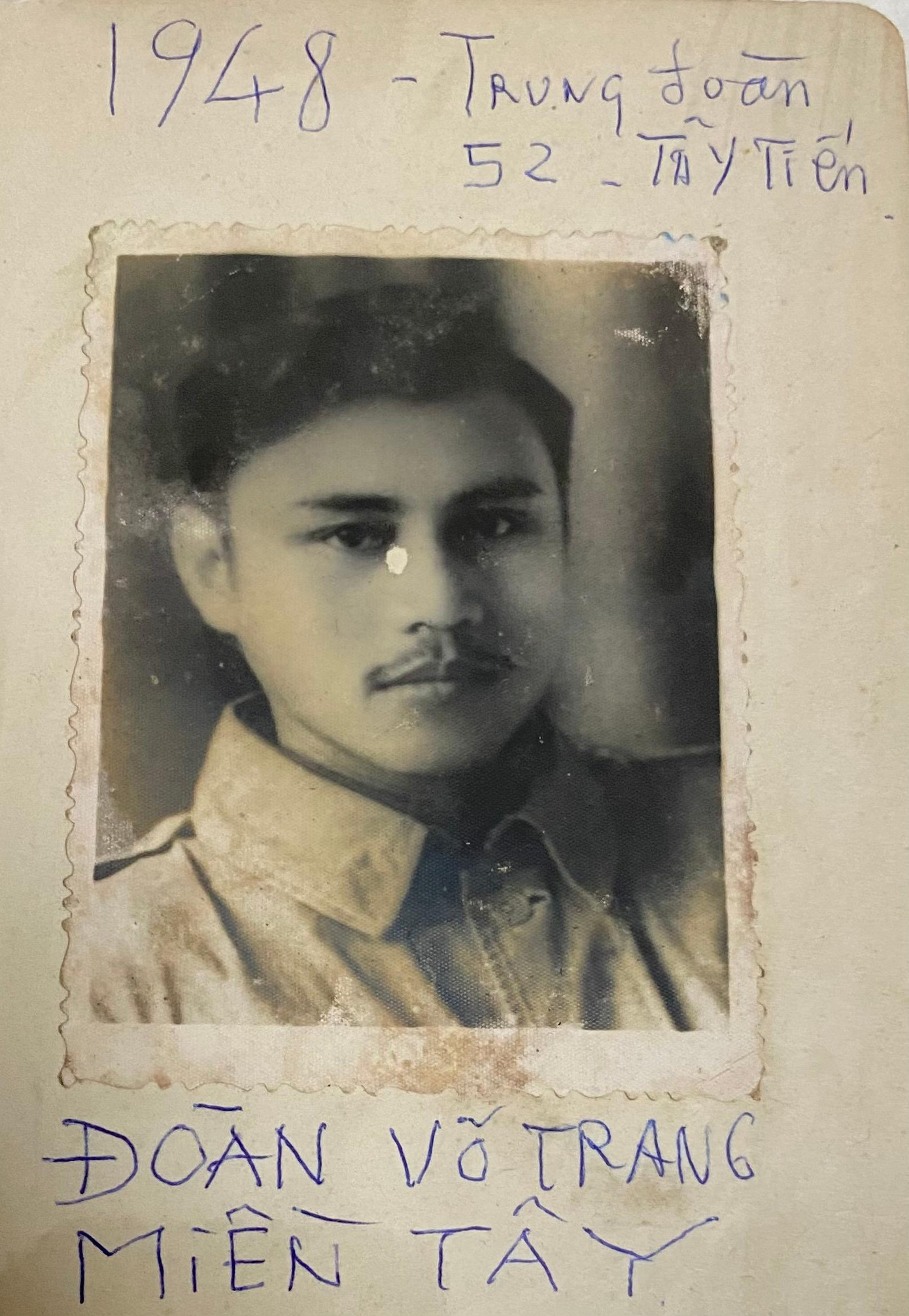 Quang Dũng năm 1948. Chữ trên ảnh do chính ông viết Quang Dũng năm 1948. Chữ trên ảnh do chính ông viết