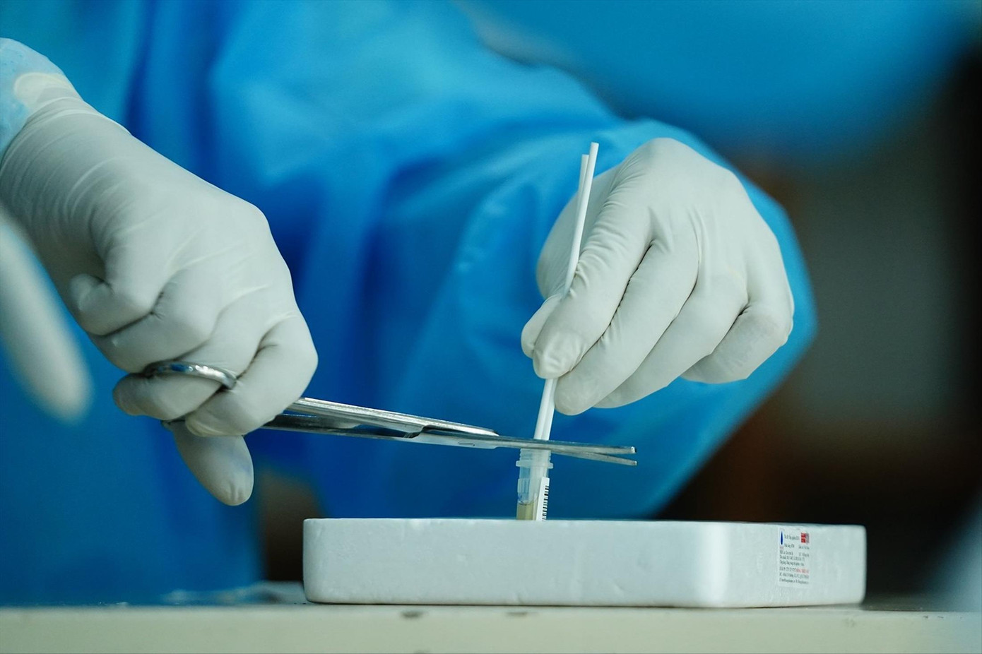 Người dân có thể tự test nhanh tại nhà và cung cấp thông tin trực tuyến cho cơ quan y tế. Ảnh: Phạm Nguyễn Người dân có thể tự test nhanh tại nhà và cung cấp thông tin trực tuyến cho cơ quan y tế. Ảnh: Phạm Nguyễn