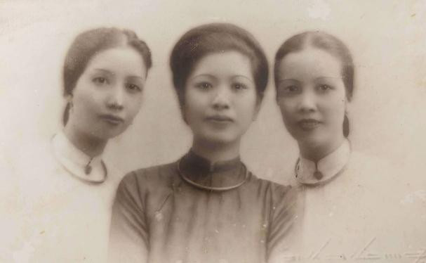 Bà Phạm Thị Giá, bà Nguyễn Thị Hy (chị dâu) và bà Phạm Thị Thức (phải)