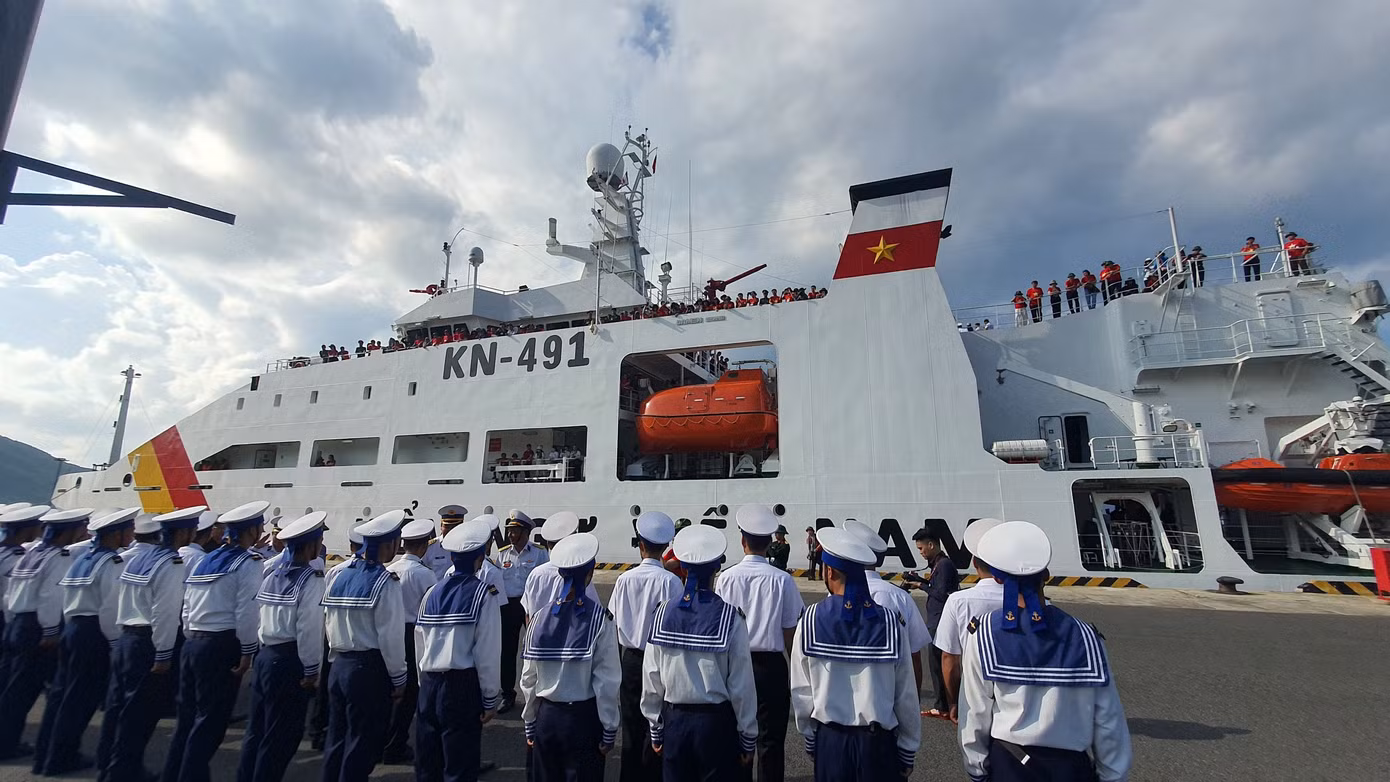 Tàu Kiểm ngư KN-491 rời đất liền ra Trường Sa. Ảnh: Nguyễn Tuấn