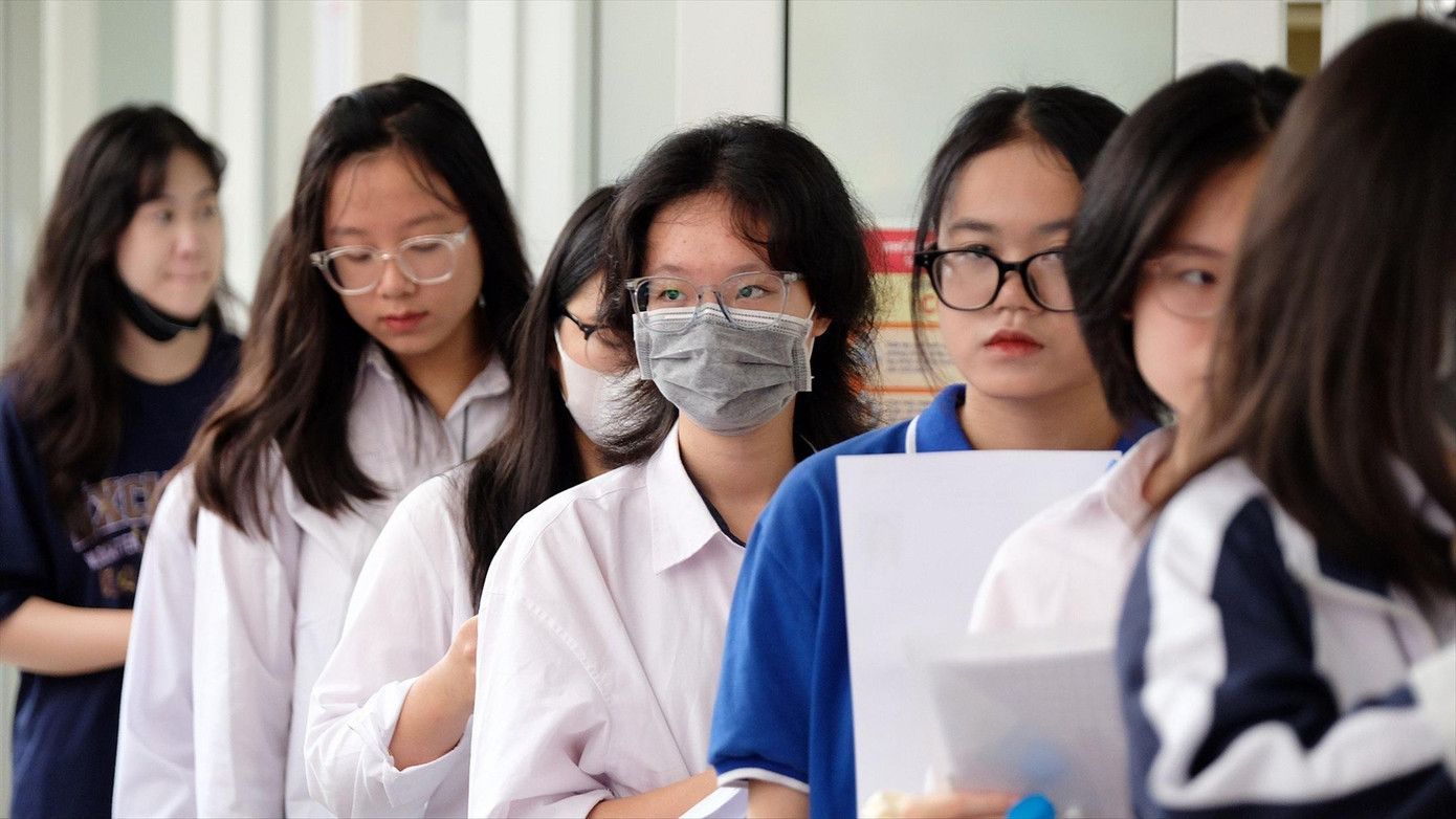 Thí sinh chuẩn bị bước vào giai đoạn đăng ký nguyện vọng xét tuyển lên hệ thống của Bộ GD&amp;ĐT. Ảnh: Mạnh Thắng