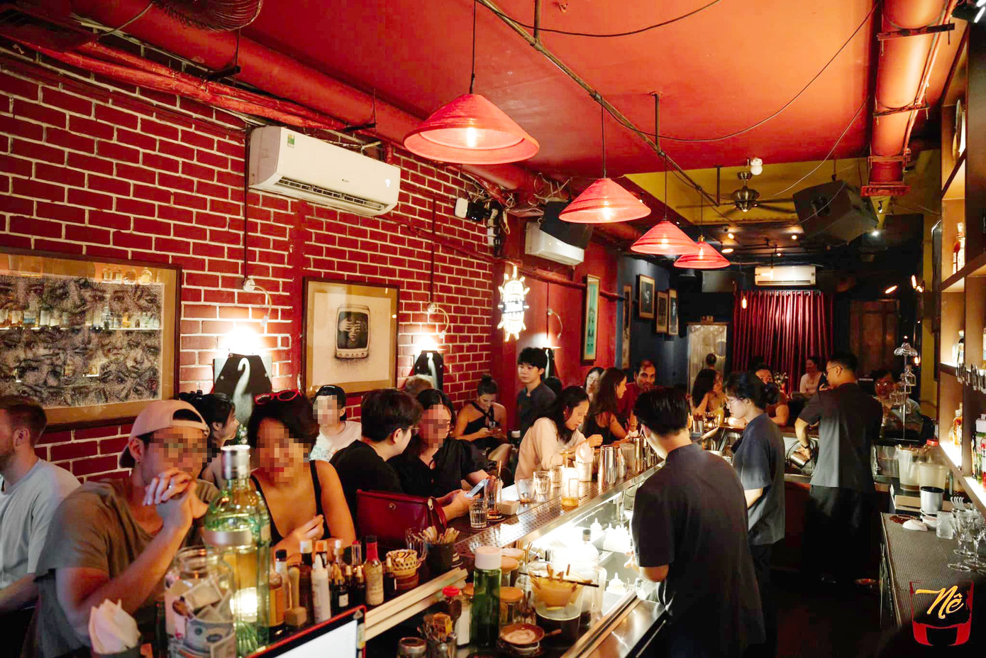 Không gian bên trong của Nê Cocktail Bar - quán bar đầu tiên của anh Phạm Tiến Tiếp.