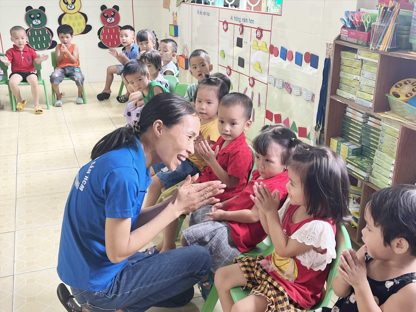 Nhiều giáo viên hợp đồng dạy ở bậc mầm non tại Nghệ An bị chậm lương, đời sống đang gặp nhiều khó khăn, thế nhưng họ vẫn nhiệt tình dạy và yêu trẻ Nhiều giáo viên hợp đồng dạy ở bậc mầm non tại Nghệ An bị chậm lương, đời sống đang gặp nhiều khó khăn, thế nhưng họ vẫn nhiệt tình dạy và yêu trẻ