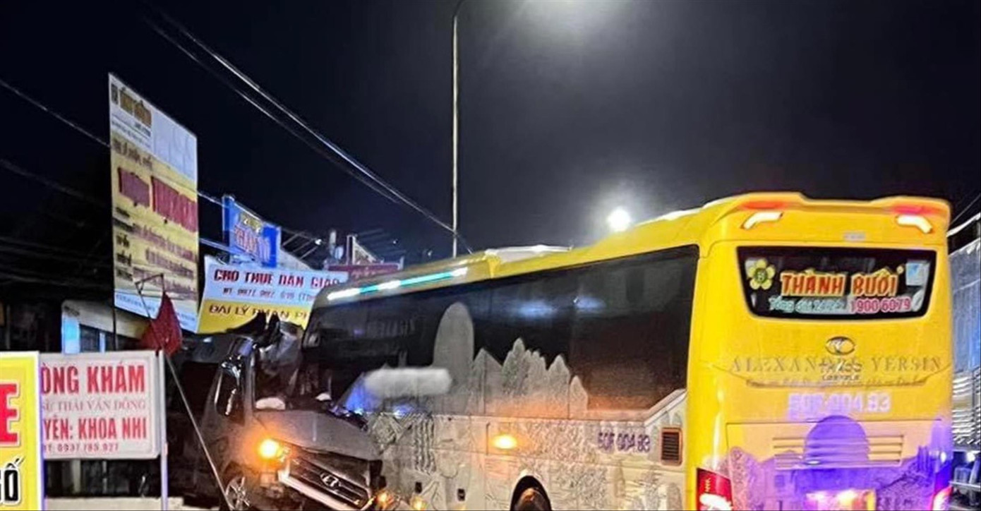 Xe khách của nhà xe Thành Bưởi gây ra vụ tai nạn nghiêm trọng ngày 30/9 Xe khách của nhà xe Thành Bưởi gây ra vụ tai nạn nghiêm trọng ngày 30/9