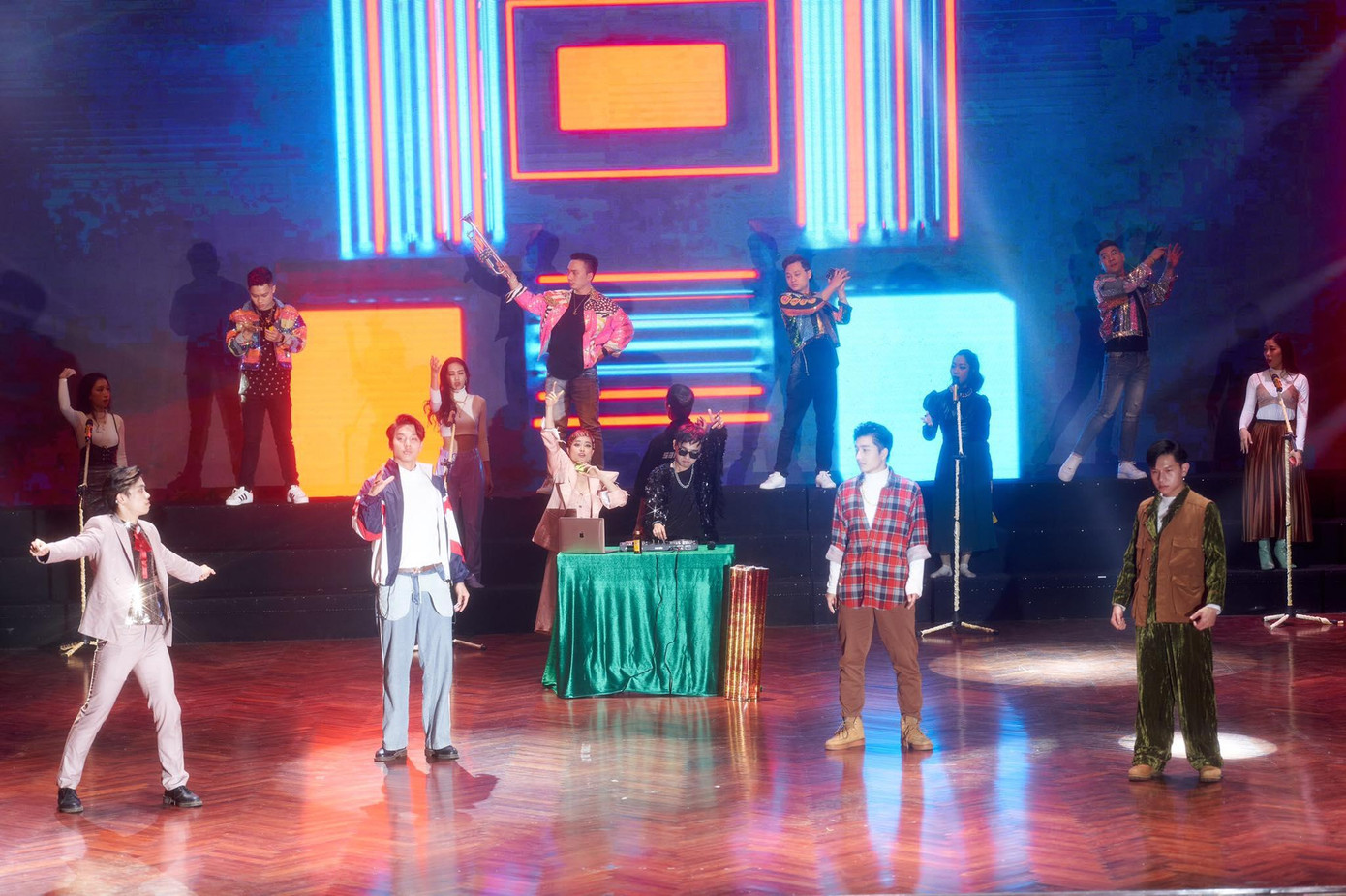 Một cảnh trong MV Xuân khải hoàn của Hoàng Hồng Ngọc và nhóm Simple Brass