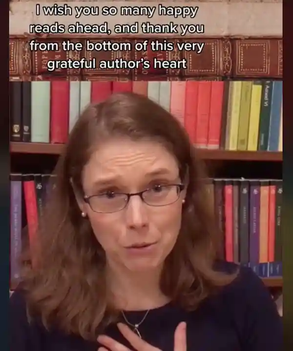 Madeline Miller, tác giả của The Song of Achilles, cảm ơn những người hâm mộ của bà trên TikTok