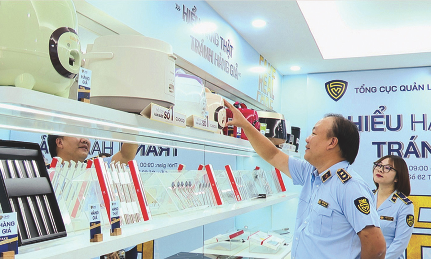 Tổng cục trưởng Tổng cục Quản lý thị trường Trần Hữu Linh hướng dẫn phân biệt hàng thật hàng giả tại Phòng trưng bày với chủ đề “Hiểu hàng thật-Tránh hàng giả”