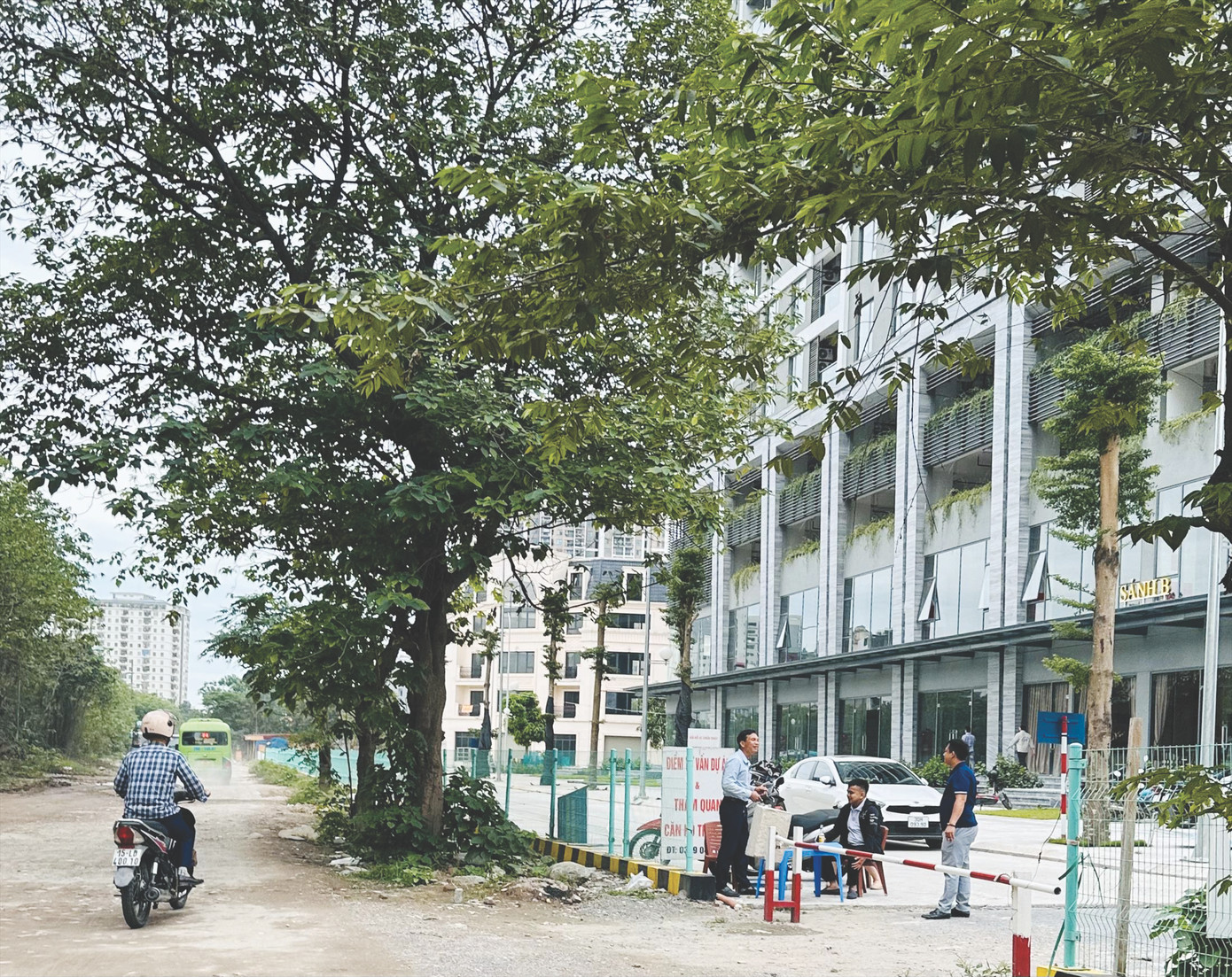 Người mua vẫn chờ giá nhà giảm. Ảnh: Như Ý Người mua vẫn chờ giá nhà giảm. Ảnh: Như Ý