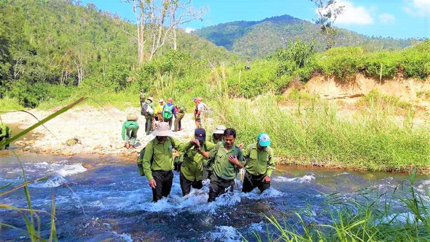 Tổ tuần tra rừng lội sông, cuốc bộ bảo vệ rừng