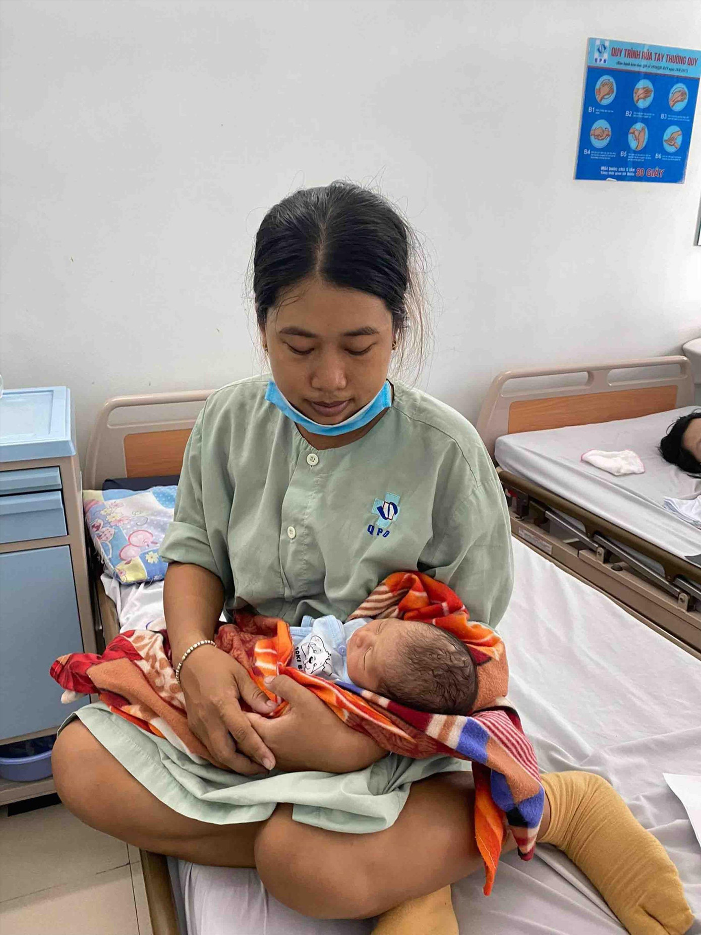 Mẹ con sản phụ Lê Thị Lệ sau chuyến vượt cạn giữa bão Côn Sơn. Ảnh: Bình Minh Mẹ con sản phụ Lê Thị Lệ sau chuyến vượt cạn giữa bão Côn Sơn. Ảnh: Bình Minh