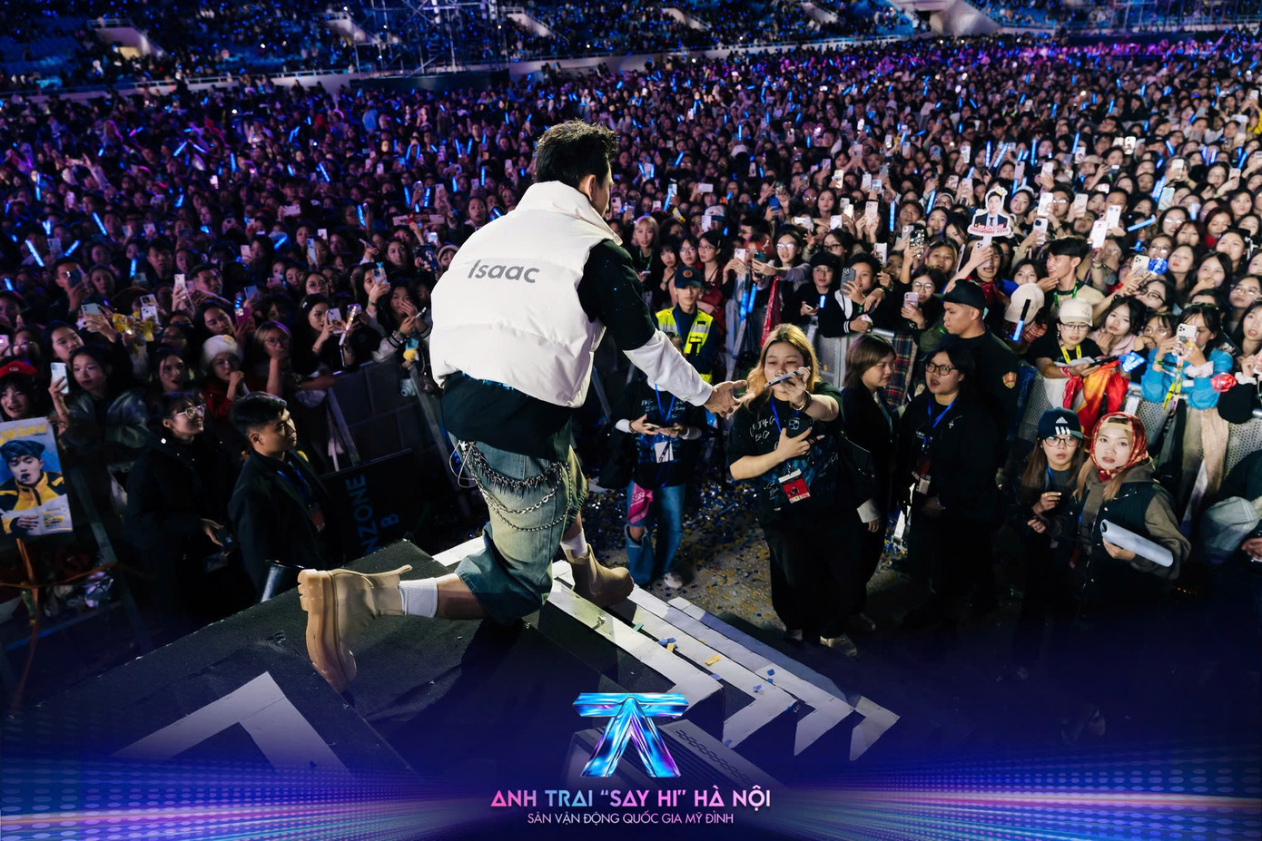 Khán giả cuồng nhiệt với các anh trai từ gameshow bước ra. Ảnh: Duy Phạm Khán giả cuồng nhiệt với các anh trai từ gameshow bước ra. Ảnh: Duy Phạm