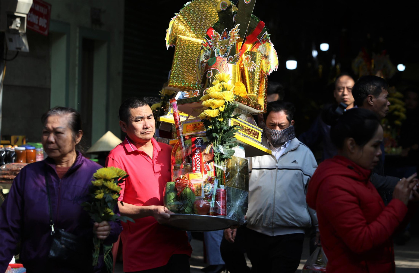 Nhiều người dân quan niệm càng dâng lễ to, càng hưởng nhiều lộc. Ảnh: CẢNH HUỆ Nhiều người dân quan niệm càng dâng lễ to, càng hưởng nhiều lộc. Ảnh: CẢNH HUỆ